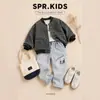 Roupa de Outono para Meninos: Conjunto de Duas Peças: Jaqueta com Gola de Baseball Listrada e Calça Jeans Estampada, Roupas de Outono Largas para Meninos Pequenos
