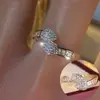 Anillo de Moda Personalizado de Nuevo Estilo Transfronterizo con Circonita, Diseño de Nicho de Venta Caliente con un Toque de Lujo, Anillo Versátil de Lujo Ligero de Moda