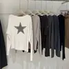 Top de punto casual coreano holgado para mujer, de un solo hombro, manga larga, con estampado de estrellas