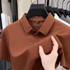 Camiseta Masculina de Manga Curta Levemente Luxuosa, Novo Estilo de Verão, Polo Versátil de Seda Gelada com Gola para Pais de Meia-Idade