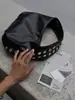 Bolso de mano de nicho retro con tachuelas en forma de media luna para mujer, nuevo modelo de verano 2026, versátil y sofisticado, adecuado para ir al trabajo, bolso de hombro y de axila
