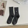 Calcetines de abeja bordados para mujer, calcetines de media pantorrilla, calcetines de algodón de color liso de moda, calcetines de punto de doble aguja con rayas verticales