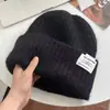 Gorro de tricô retrô com aplique de letra para outono e inverno para mulheres, afina o rosto, quente, protege as orelhas, versátil, adequado para cabeças grandes, moderno