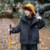 Ropa de Abrigo Otoñal para Niños Chaqueta Tres en Uno 2026 Nueva Elegante Cortavientos para Niño Pequeño Sudadera con Capucha Infantil Moderna