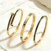 Pulsera de Acero Titanio Apilada Forma de T de Trébol de Venta Caliente Europea y Americana para Mujeres, Joyería de Pulsera de Oro de Gama Alta al por Mayor