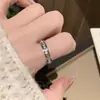 Anillo de cristal negro con estilo geométrico frío, diseño de nicho, personalidad de moda, sensación avanzada, anillo abierto, moda femenina popular en Internet.