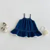 A nova coleção de verão da Dianxi de vestidos salopete jeans doces com estampa de coração para bebês e crianças pequenas, vestidos finos e estilosos para bebês meninas