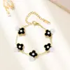 Pulsera Elegante y de Moda con Flor Tridimensional de Trébol de Cuatro Hojas, Accesorio de Mano Fácil de Combinar, Joyería de Acero Inoxidable para la Mano 520 Venta al por Mayor