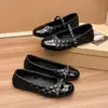 Zapatos planos negros estilo Chanel con patrón de rombos y detalle de cadena, punta fina, para mujer, colección primavera 2026, Mary Janes de estilo francés para el trabajo