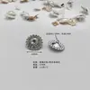 Direto do fabricante: Acessórios de joias de liga metálica em formato de coração cravejados de diamantes Xili Mimi, incluindo botões decorativos com base