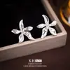 Pendientes de flor plisada tridimensional de circonia europea y americana, clips para orejas vintage de lujo ligero de nicho sin perforación, pendientes únicos de alta gama