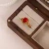 Anel de Borboleta de Liga Estilo Étnico Retrô Padrão Vazado Anel Aberto Feminino Ágata Sintética Cornalina Estilo Quente de Transmissão ao Vivo
