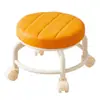 Taburete con Ruedas, Taburete Bajo para Niños Aprendiendo a Caminar, Silla Giratoria, Taburete Pequeño Móvil, Taburete con Ruedas Universales, Taburete para Cambiar Zapatos