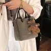 Bolso Cruzado Esponjoso 2026 Nuevo Estilo Coreano Retro para Mujer Otoño/Invierno Bolso de Hombro con Colgante Bolso de Mano Exquisito a la Moda Oso Pequeño de Gamuza