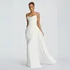 Vestido de noche de boda en blanco puro, sin tirantes, con pliegues drapeados en el pecho, cintura de corsé y cintas rizadas hechas a mano en los laterales.