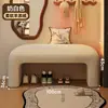 Se puede colocar un banco en la entrada del vestíbulo, sirviendo como banco para cambiarse los zapatos, un banco largo, un banco al pie de la cama, o un banco acolchado suave para el vestidor o el probador, proporcionando un lugar para descansar.