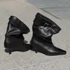 Botas Chuyuji pretas de cano médio para mulheres, combinadas com uma saia, são botas de salto alto com bico fino empilhadas e botas curtas para mulheres, legais e estilosas.