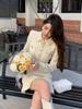 Vestido de punto color marfil blanco estilo dulce dorado para Otoño e Invierno con solapas, manga larga, accesorios de diamantes, suéter básico, falda corta