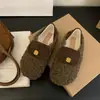 Sapatos de algodão slip-on, sapatos peludos de fada de pelúcia, novo estilo outono e inverno 2026, forrados com fleece, sola plana, mocassins da moda para uso externo