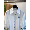 Camisa branca bordada luxuosa e elegante para mulheres, nova coleção de primavera 2026, corte solto, super estilosa com botões em formato de coração e bordados