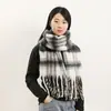 Novo Cachecol Xadrez de Mohair 2025 para Mulheres Outono e Inverno Imitação de Caxemira Xale Quente Cachecol Espesso Versátil Estilo de Luxo Acessível