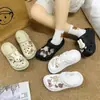 2025 Nuevo Modelo Conejito Manzana Color Café Moño Niña Zuecos Desmontables DIY Encantos de Zapatos Lindos de Dibujos Animados