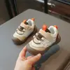 Zapatos de paseo para bebé a la moda 2026 otoño nuevos antideslizantes para interiores para niños zapatos de bloqueo de color modernos versátiles para niñas