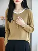 Suéter feminino de lã fina com um design retrô color-block apresentando um padrão texturizado de trança, criando um top de malha estiloso e elegante