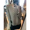 Moque Zona de Conforto Diária: Camisa de base listrada em malha com gola de abertura parcial e botões de madeira, estilosa e assimétrica MQ1864