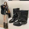 Botines de punta de cuero suave para mujer, con tacón grueso, diseño plisado vintage, hebilla de cinturón y estilo de bota vaquera occidental o de equitación.