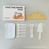 Juego de regalo de vajilla desechable para pasteles, juego de cinco piezas para fiestas de repostería, incluye cubiertos de plástico reforzado, platos de papel, velas y sombreros