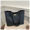 Bolsa Tote de Grande Capacidade 2025 Nova Coleção de Primavera Bolsa Feminina Estampada em PU Bolsa de Ombro Bolsa de Mão Retrô Bolsa de Axila para Mulheres
