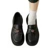 Mocassins de couro macio com camélia para mulheres, novo modelo verão e outono 2026, sapatos slip-on estilo retrô de sola grossa na cor marrom