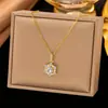 Colar com Design de Moda de Nicho Levemente Luxuoso, Colar Totalmente Cravejado com Micro Diamantes de Floco de Neve Ultra Brilhante, Joia de Pingente Exquisita com Seis Garras para Mulheres, Estilo de Nicho