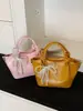 Bolso pequeño simple y elegante para mujer, nuevo bolso tipo cubo verano 2026, bolso cruzado de color sólido texturizado de moda para mujer