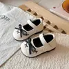 Sapatos de Couro Estilo Coreano Inspirados na Chanel para Bebês e Crianças Pequenas Meninas Primavera e Outono 2026 Novos Sapatos Escolares Doces com Laço Solado Macio Padrão de Diamante