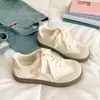 Zapatillas de entrenamiento alemanas de diseño único para mujer, nuevo modelo 2026, zapatillas deportivas casuales con lazo, lindas zapatillas blancas para estudiante