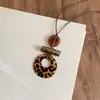 Colar geométrico vazado com estampa de leopardo vintage de alta qualidade, corrente de suéter com design de nicho, acessório de moda de luxo leve e de alta qualidade para mulheres