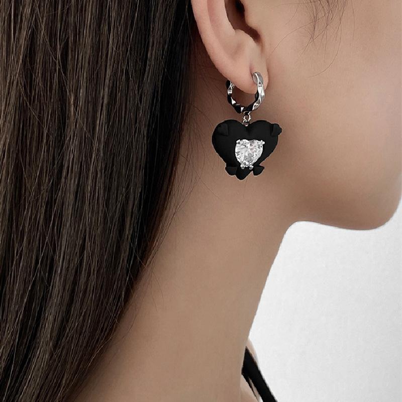 2209215 (1) 街头摇滚甜心黑色爱心树脂耳环女202