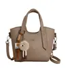 Bolsa de mão de nicho estilo coreano para mulheres, novo modelo de início de outono de 2026, bolsa de ombro e transversal casual estilosa e atraente