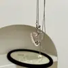 Novo design de nicho estilo coreano versátil único colar com pingente de urso transparente em formato de coração corrente de suéter simples retrô para mulheres