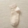 Meias de primavera e verão meias cano alto femininas finas ins moda meias de cor sólida fundo de algodão absorventes de suor respiráveis malha meias casuais esportivas