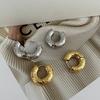 Fivela de orelha redonda sólida galvanizada em latão ouro real com padrão de flor de ameixa, design de nicho, brincos europeus e americanos para mulheres
