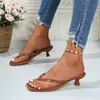 Sandalias de tacón bajo de talla grande para mujer, estilo europeo y americano, colección de verano 2025 transfronteriza, diseño de tira entre los dedos, tacones finos, chanclas de moda, disponibles en Wish