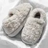 Chinelos de algodão femininos para uso externo no inverno, novo modelo 2026, pantufas de pelúcia quentes para casa, sapatos de algodão fechados antiderrapantes para maternidade para mulheres