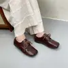 2026 Novo Estilo Sapatos de Couro com Cadarço, Bico Quadrado, Salto Baixo, Planos para Mulheres, Couro Genuíno, Couro Amassado, Sola Macia, Estilo Retrô, Sapatos de Corte Profundo