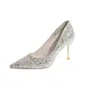 Sapatos de casamento na cor champanhe para mulheres, novo modelo 2026, vestido de noiva estilo chinês Xiuhe, sapatos de noiva de uso duplo, saltos agulha deslumbrantes, sapatos de cristal para o dia a dia