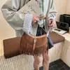 Bolso de Hombro Cruzado con Borlas de Estilo Personalidad de Moda de Este Año Otoño e Invierno 2025 Nueva Moda Retro Textura Mate para Mujer