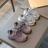 Zapatos casuales de cordones para niñas, nuevo estilo otoño 2025, zapatillas para correr infantiles, suela blanda, antideslizantes, versátiles, modernos, zapatillas tipo "dad shoes" para niños.