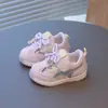 Sapatos Cornetto rosa em malha doce para bebês meninas, novo estilo para meninos em 2026, com fecho de velcro, versáteis, respiráveis, perfeitos para crianças pequenas.